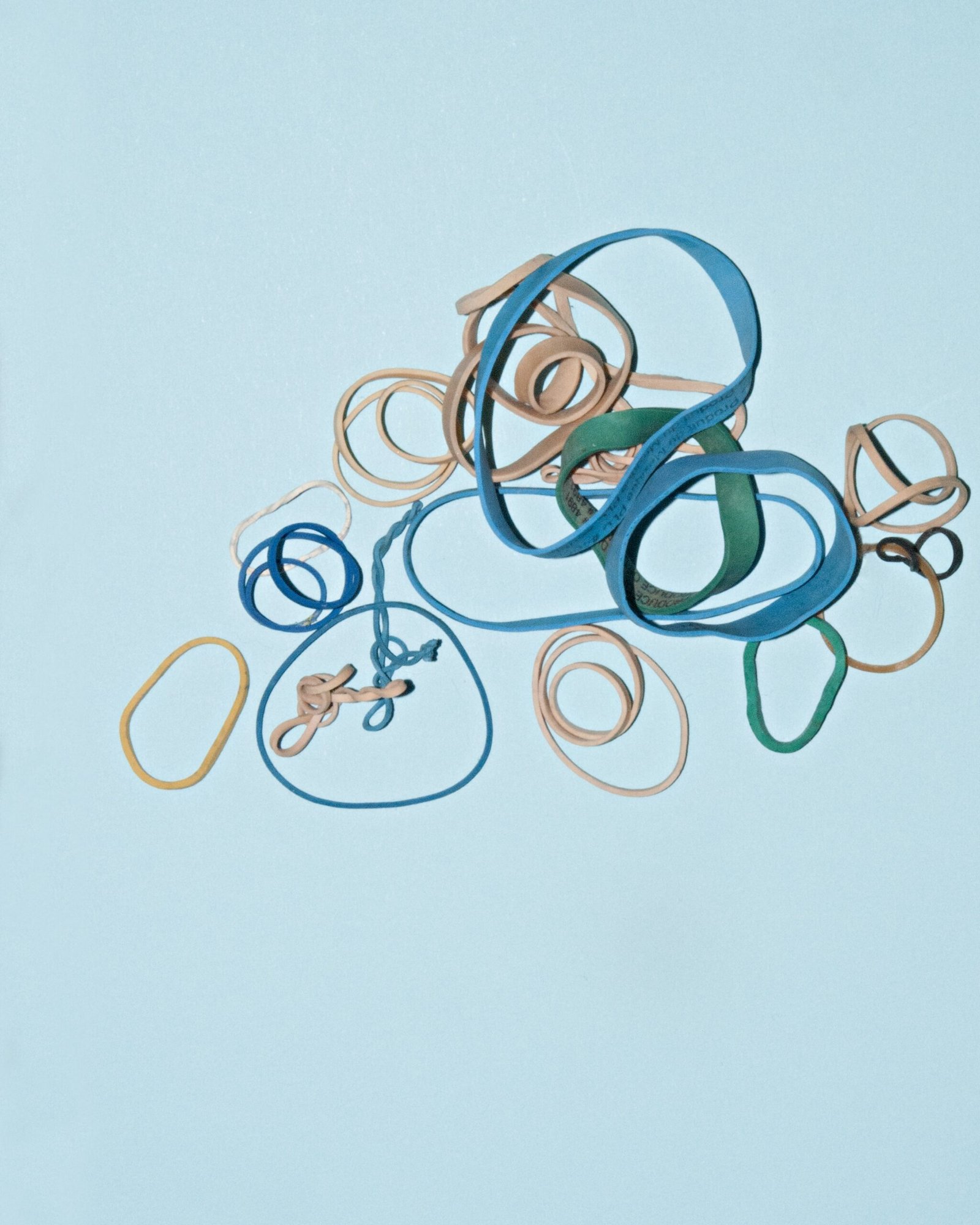 You are currently viewing The Versatile and Handy Rubber Band: More Than Just an Office Supply